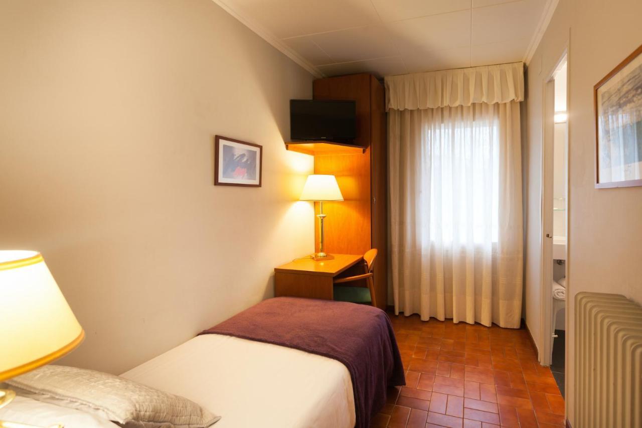 Hostal Restaurant Roma Cubells Exteriér fotografie